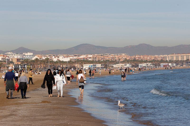 Gente caminando por la orilla del mar en la playa Malvarrosa en Valencia (REUTERS / Eva Manez)