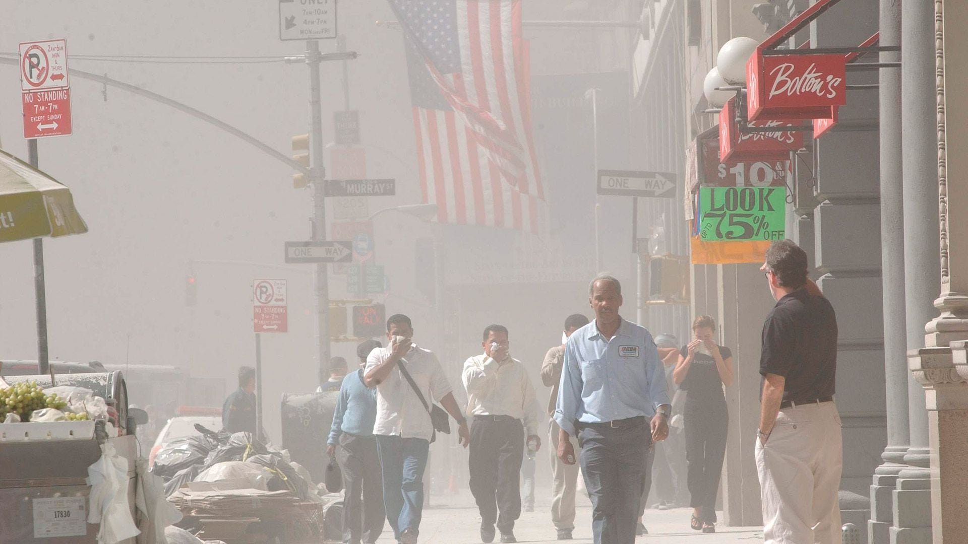 La gente huye cubierta de polvo luego del colapso de la primera torre. (Foto: Spencer Platt/Getty Images)
