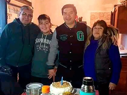 Tiempos felices en familia: Cesar Campo junto a uno de sus hijos y sus padres