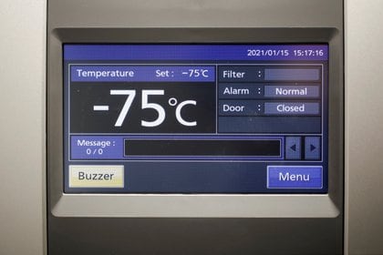 Un freezer para conservar la vacuna de Pfizer-BioNTech a temperaturas ultra frías. REUTERS/Benoit Tessier