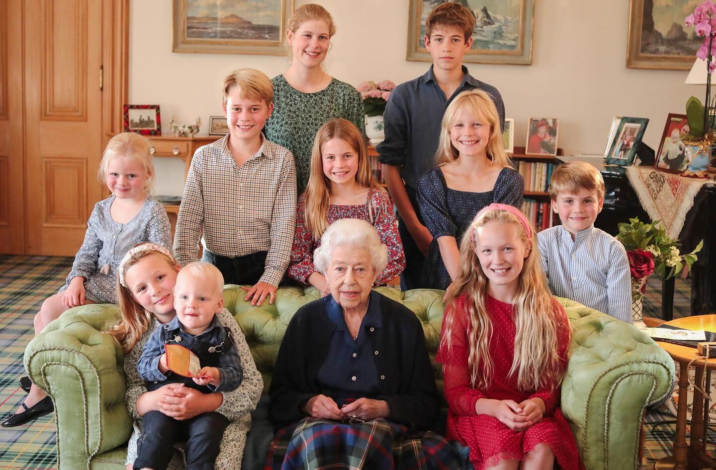 La reina Isabel II junto a sus nietos menores en una imagen compartida en las redes socailes de Kensington Palace. (instagram.com/princeandprincessofwales)