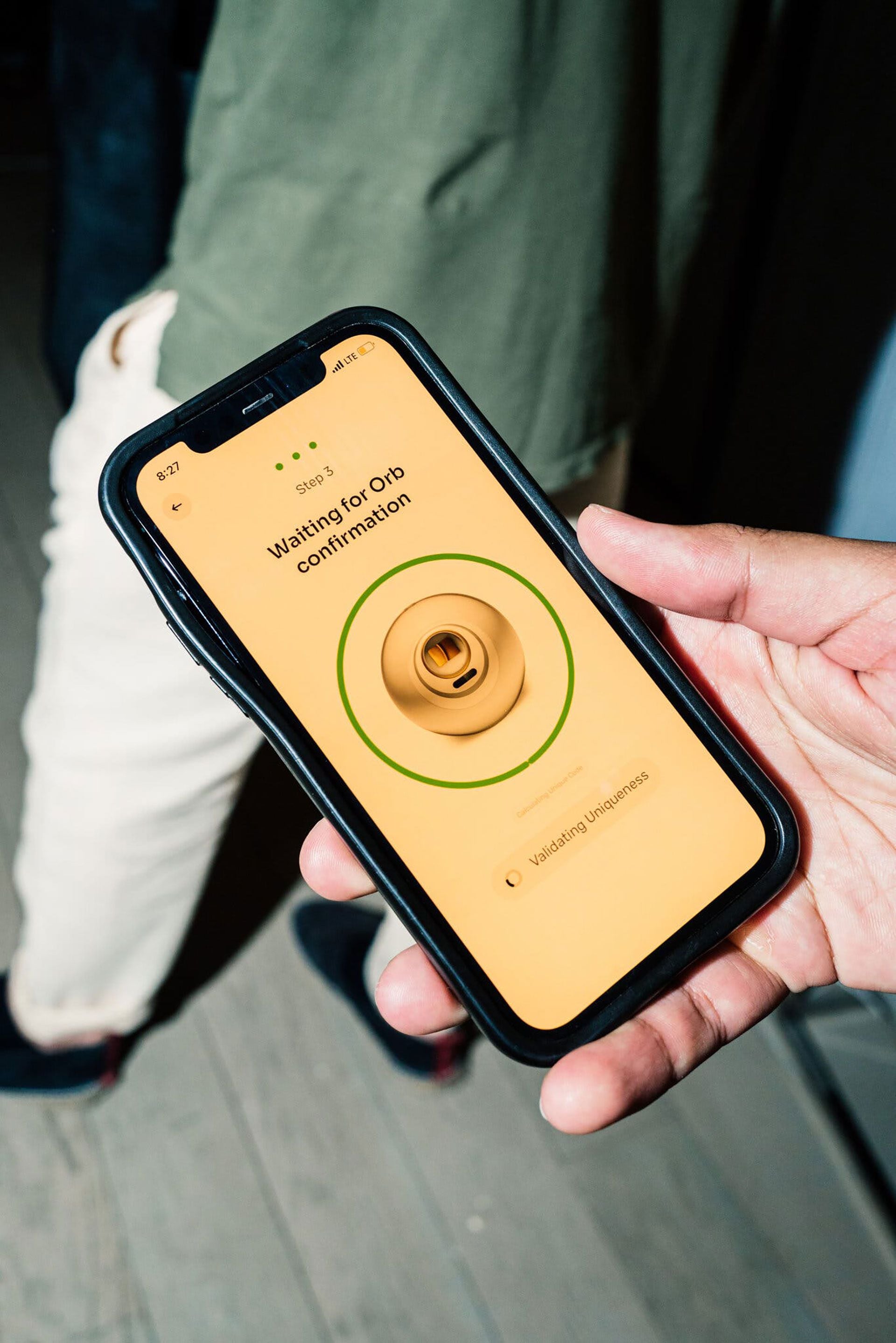 Cuando la gente pasa por el scanner, recibe una identificación encriptada y todas las fotos son borradas