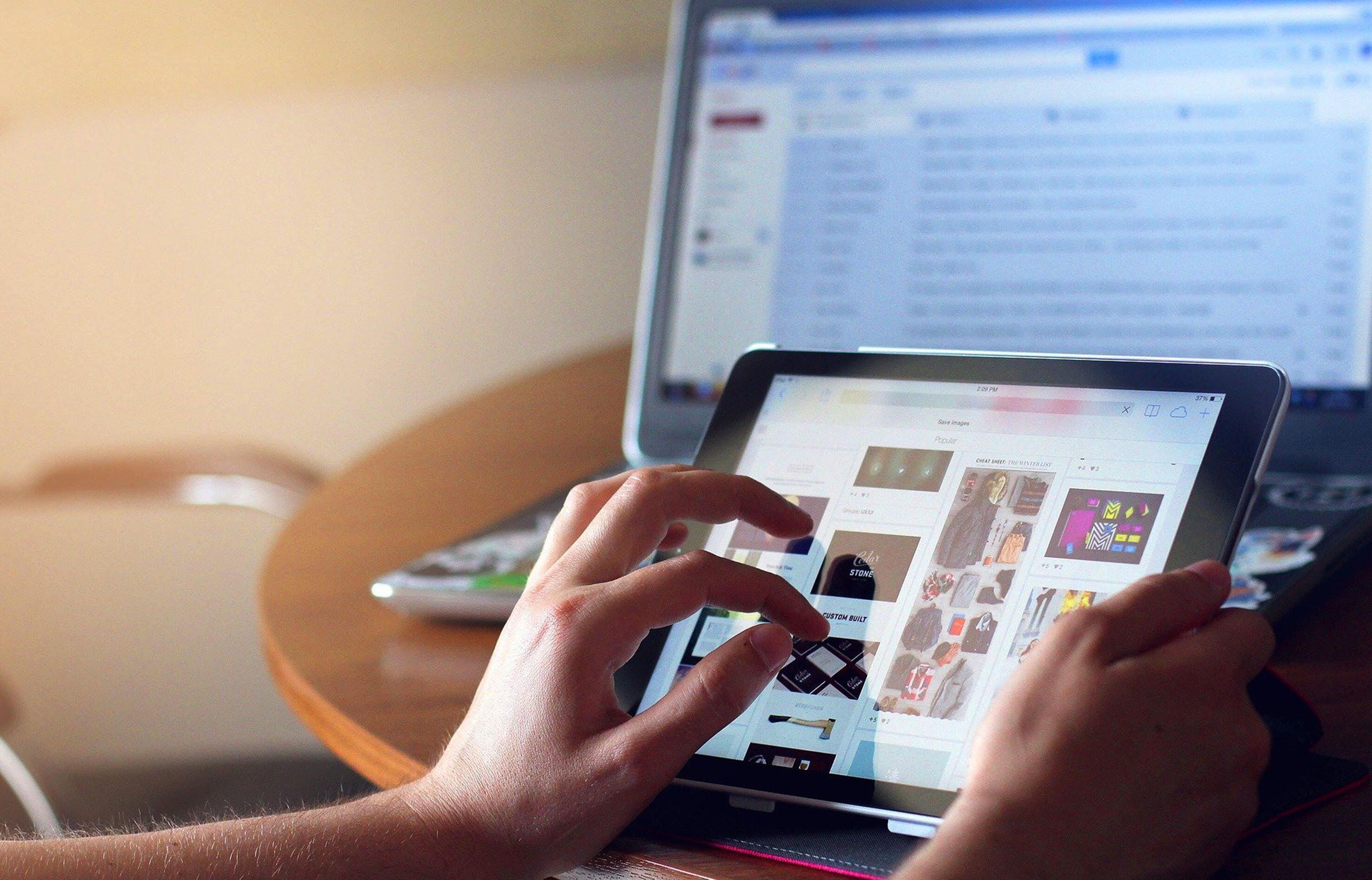 LAPTOP - IPAD - TECHNOLOGY - CELL PHONES - CARBON DIOXIDE - MEXICO - 15102020