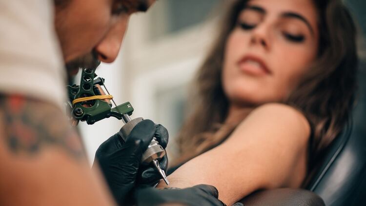 Las complicaciones asociadas a tatuajes aumantaron al ritmo de la tendencia (Shutterstock)