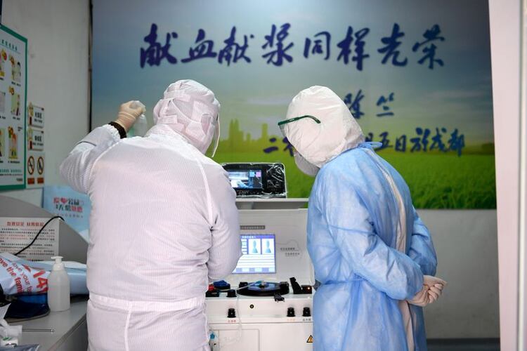 Trabajadores médicos con trajes protectores inspeccionan el equipo en una sala de donación de sangre del Hospital Renmin de la Universidad de Wuhan en Wuhan, el epicentro del nuevo brote de coronavirus, en la provincia de Hubei, China, el 14 de febrero de 2020. cnsphoto via REUTERS