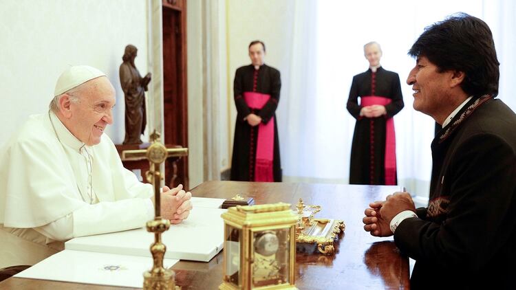 El papa Francisco junto a Evo Morales (Reuters)