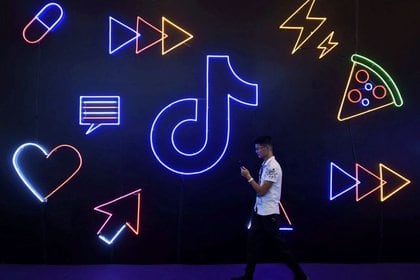 FOTO DE ARCHIVO: Un hombre pasa junto a un cartel de TikTok en la provincia de Zhejiang, China, el 18 de octubre de 2019. REUTERS/Stringer