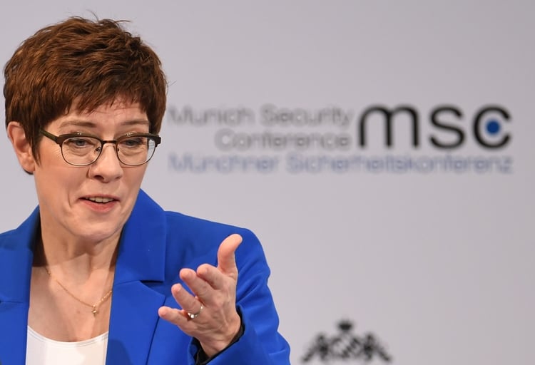La Ministra de Defensa alemana Annegret Kramp-Karrenbauer habla en la Conferencia Anual de Seguridad de Munich, en Alemania, el 15 de febrero de 2020 (REUTERS/Andreas Gebert)