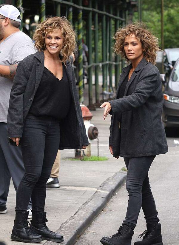 Jennifer Lopez (derecha) y su doble toman un descanso entre las escenas de filmaciÃ³n de âShades of Blueâ en agosto de 2017