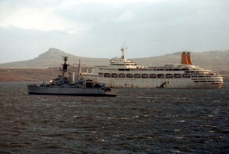El Canberra era un trasatlántico que había funcionado durante décadas como crucero comercial y había servido para trasladar tropas inglesas hasta Malvinas