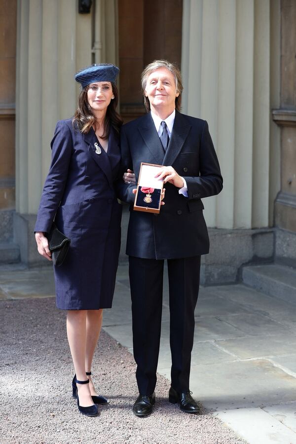 Paul McCartney vistiÃ³ un elegante traje azul diseÃ±ado a medida por su hija, Stella McCartney (Reuters)