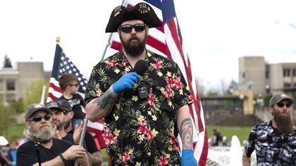 Matt Marshall, con la camisa hawaiana característica del movimiento Boogaloo, habla en un acto para protestar contra la cuarentena en Olympia, Washington (Foto de Karen Ducey / GETTY IMAGES NORTH AMERICA / AFP)