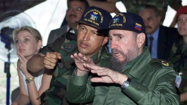 Hugo Chavez y Fidel Castro (AFP)