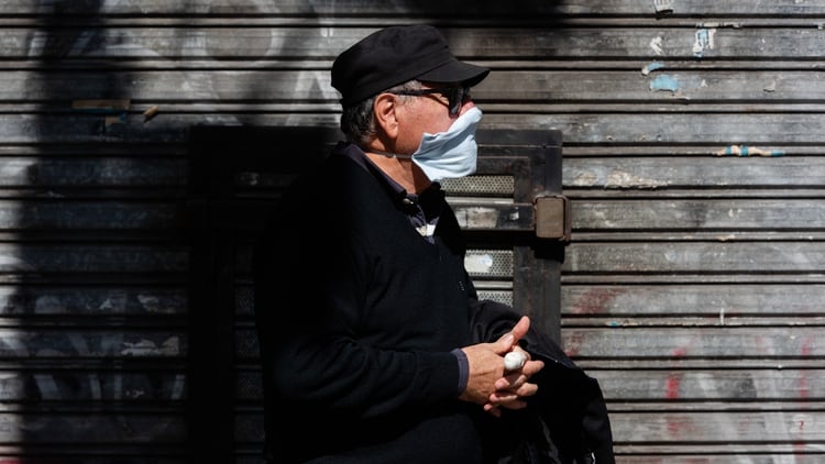 Un jubilado hace la cola para cobrar en la puerta de un banco. Según el pronóstico del médico neurólogo, la cuarentena se debería volver a prolongar (Adrián Escandar)