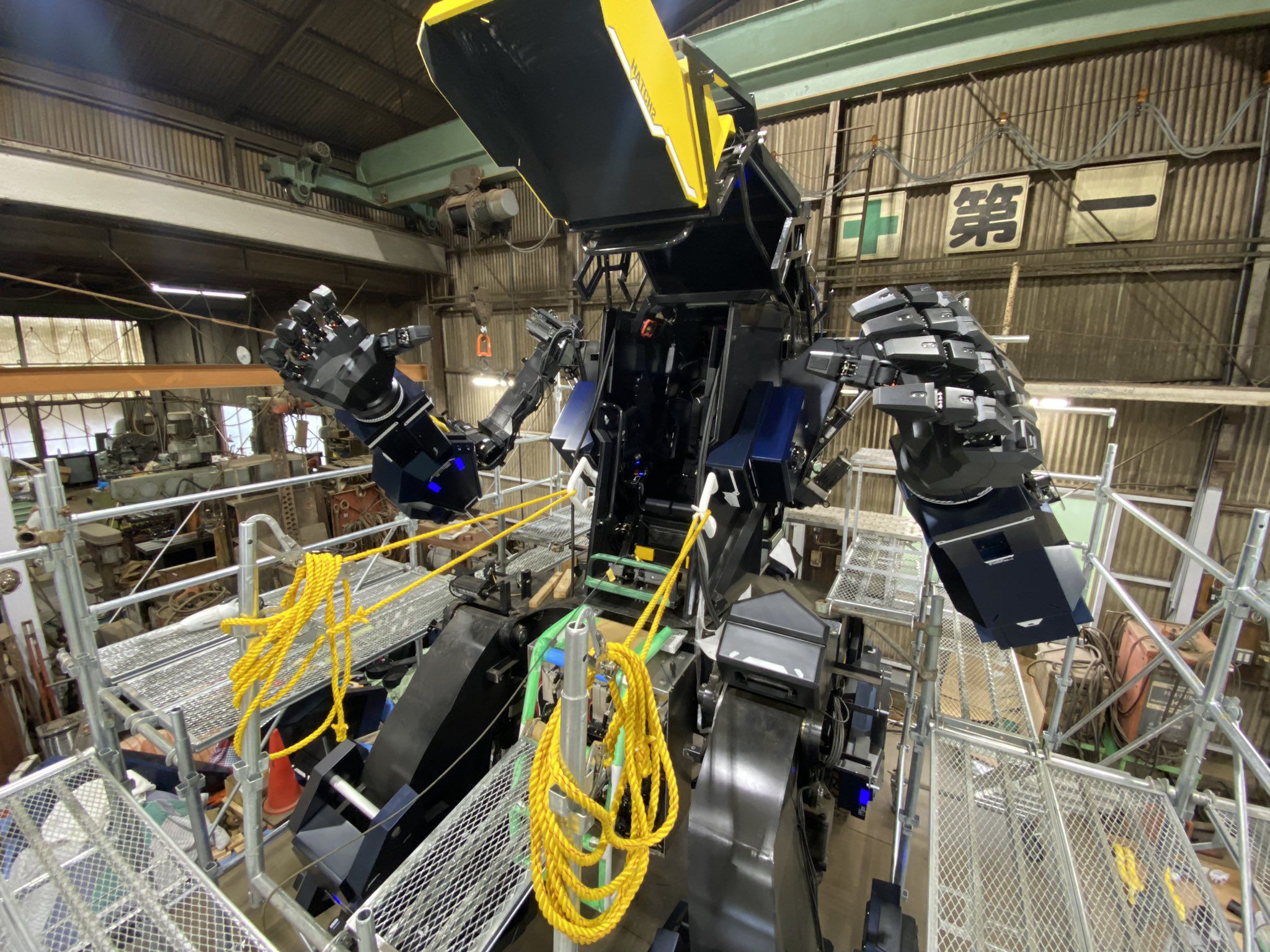 El robot cuenta con 28 articulaciones para mover los brazos y desplazarse.