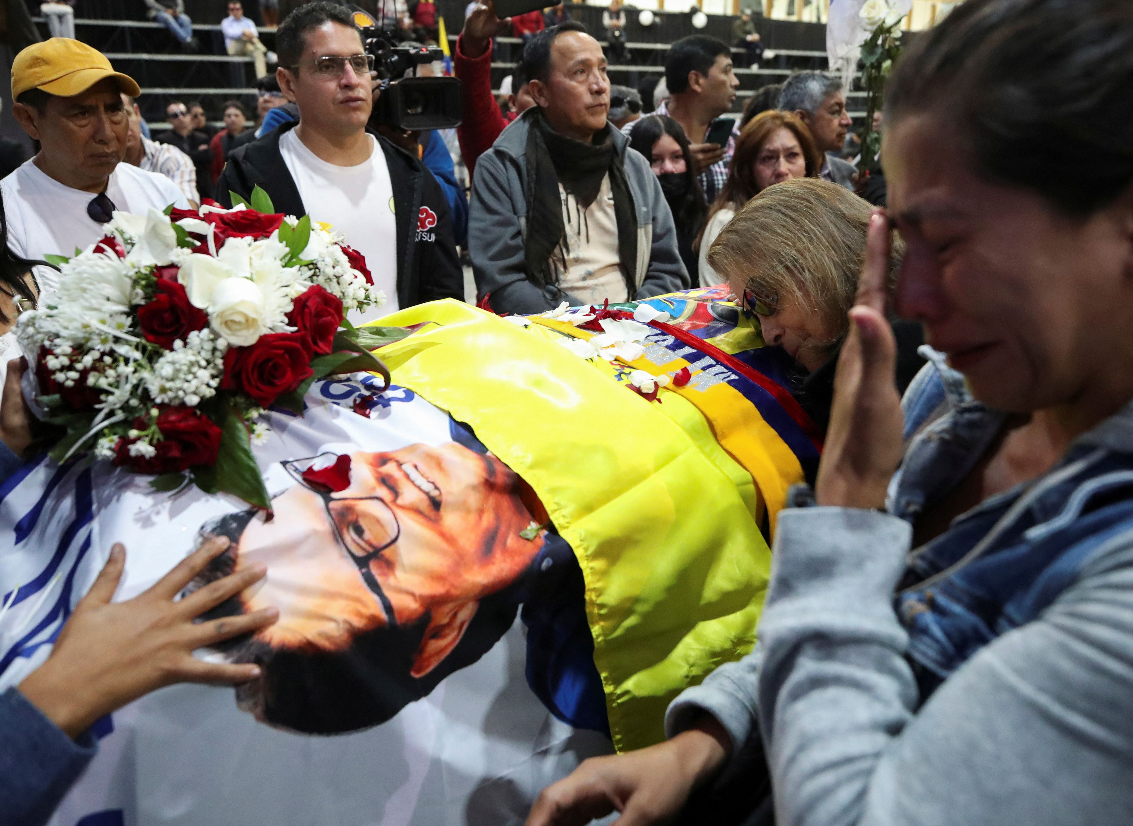 Amigos y simpatizantes del candidato presidencial ecuatoriano Fernando Villavicencio durante un homenaje post mortem   (REUTERS/Henry Romero)