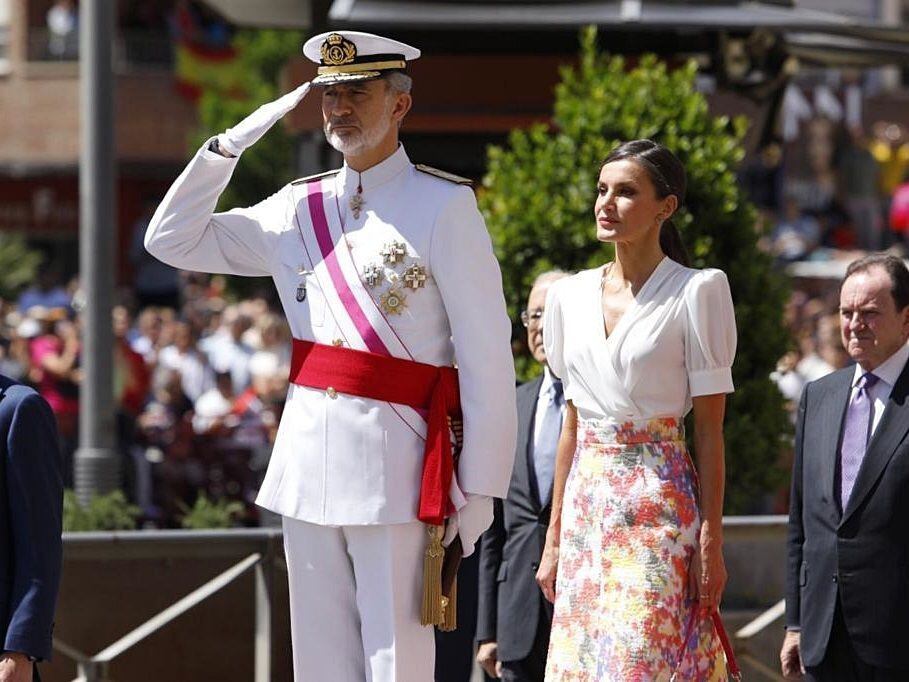 Los Reyes, Don Felipe y Doña Letizia, en el Desfile de las Fuerzas Armadas en Granada. (Europa Press)