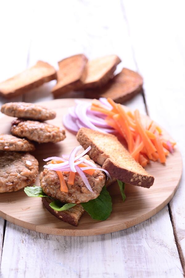 TambiÃ©n podÃ©s hacer mini brochettes: cortÃ¡ el pollo en cubos, mezclÃ¡ con los condimentos y pinchÃ¡ en palitos de madera. Luego rocialas con oliva y doralas en el horno.Â Â (Foto: Maxi Didari/Para Ti)