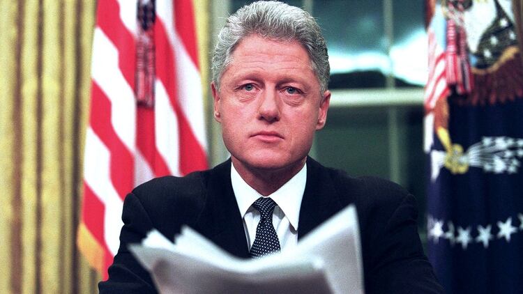 Bill Clinton hace un anuncio desde el Salón Oval el 16 de diciembre de 1998, tres días antes de que la Cámara de Representantes apruebe su juicio político (Shutterstock (298848f) 