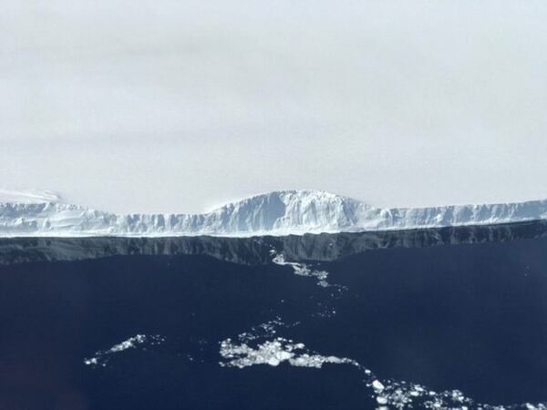 Imagen del A68, el bloque de hielo que se desprendiÃ³ de la plataforma Larsen C en julio de 2017 (NASA)