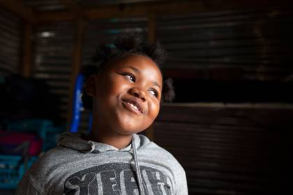 Lilitha Jiphethu, de 11 años, canta en su lengua materna, el xhosa, en su casa en Orange Farm, Sudáfrica. “Tengo un amigo en Jesús”, canta. “Él es amoroso y es como ningún otro amigo. “Él no es deshonesto. No se avergüenza de nosotros. Él es sincero y Él es amor". (AP Foto/Denis Farrell)


