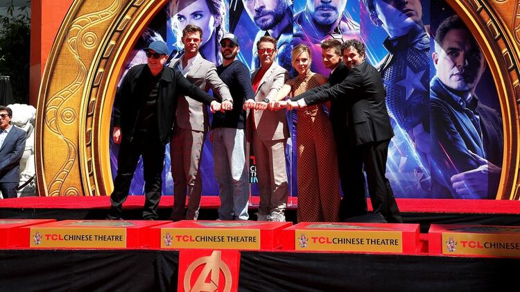 Los miembros del elenco de la película de Marvel Studios ‘Avengers: Endgame’ posan durante una ceremonia en la que plasmaron las huellas de sus manos en el Teatro Chino de Hollywood en Los Ángeles (EFE/Nina Prommer)