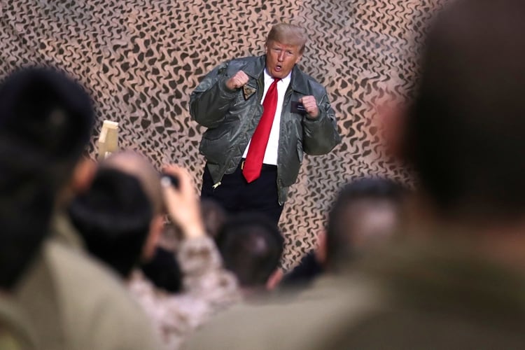 El presidente de los Estados Unidos Donald Trump pronuncia un discurso ante las tropas estadounidenses en una visita no anunciada a la base aérea de Al Asad, en Irak, el 26 de diciembre de 2018. Su llegada a la Casa Blanca tensó la relación con Irán (REUTERS/Jonathan Ernst/Foto de archivo)