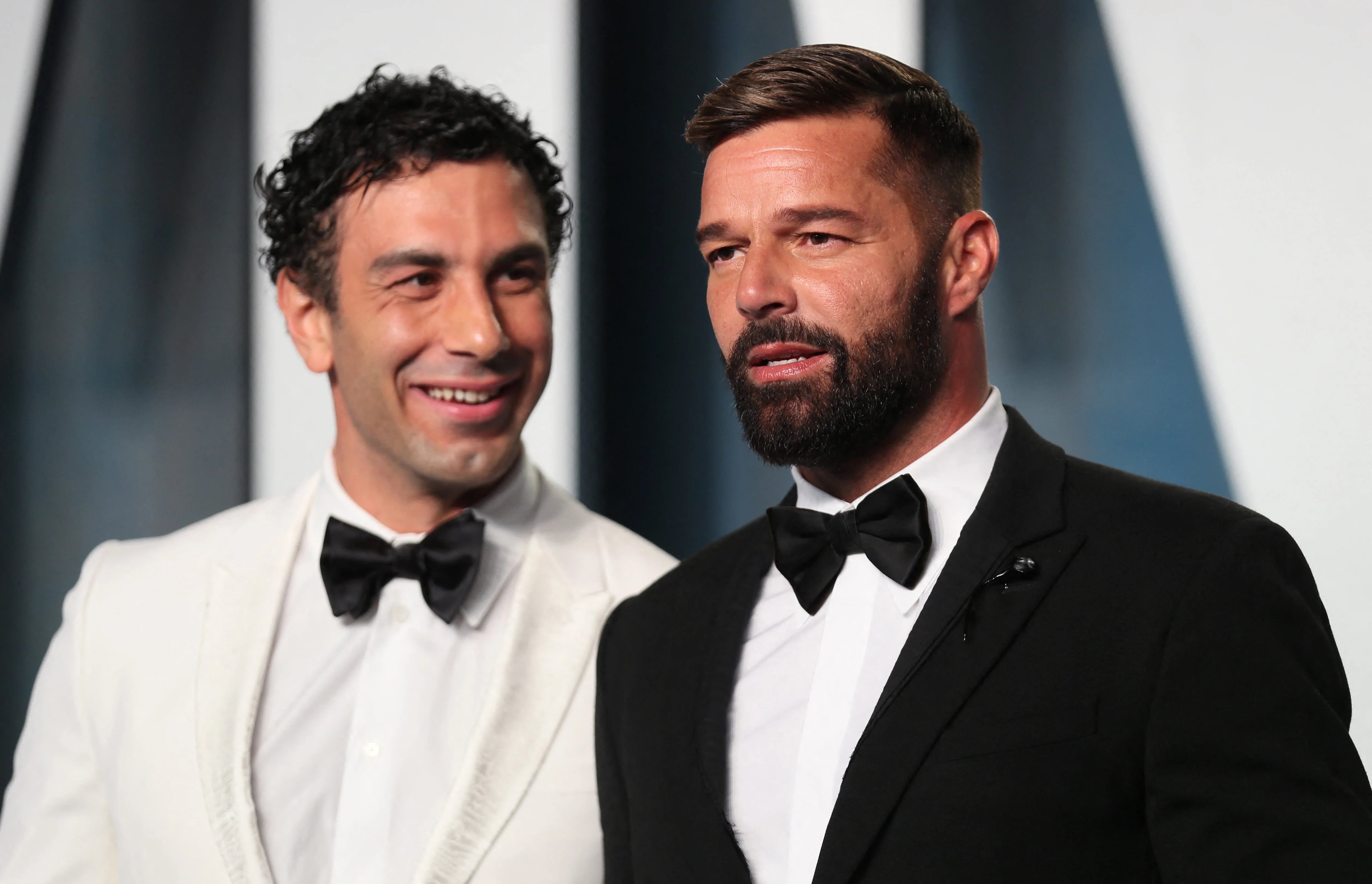 Jwan Yosef mira y le sonríe a Ricky Martin (REUTERS/Danny Moloshok)
