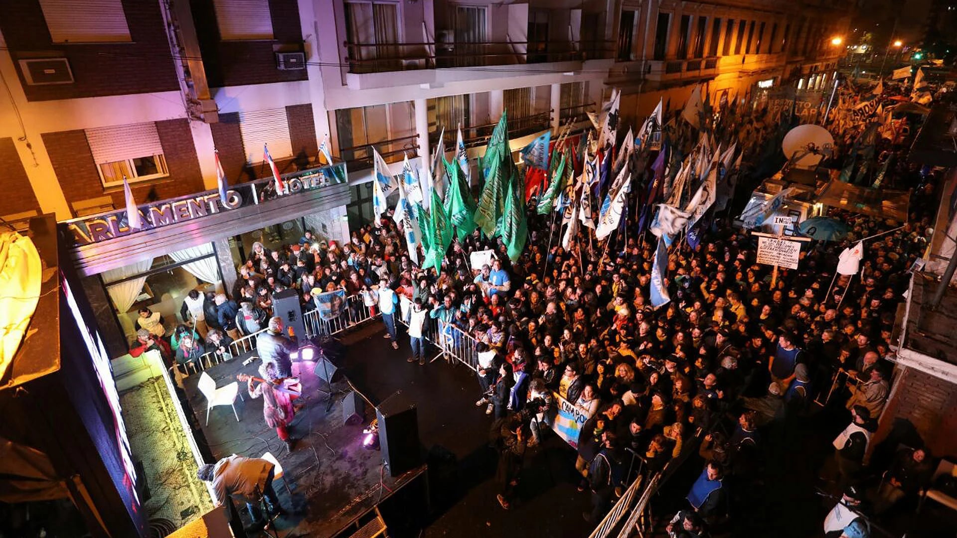 Cientos de militantes llegaron al Instituto Patria para seguir de cerca la entrevista a CFK