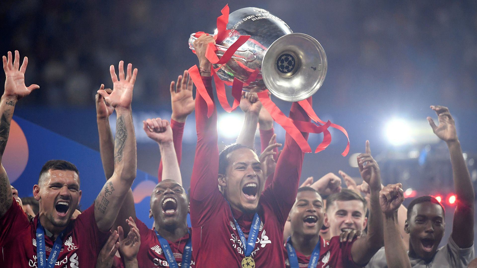 Virgil van Dijk levanta la Champions League (REUTERS/Toby Melville)