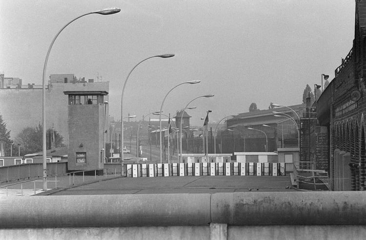 En 1961 se había decidido construir desde RDA un muro para frenar la huida hacia el lado occidental, el de la República Federal (RFA). Cada país tuvo su liga y su selección nacional. La imagen es de octubre de 1976.