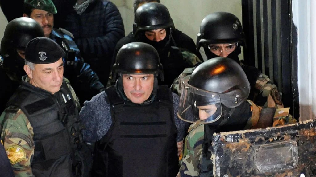 El ex secretario de Obras Públicas José López es trasalado tras su arresto