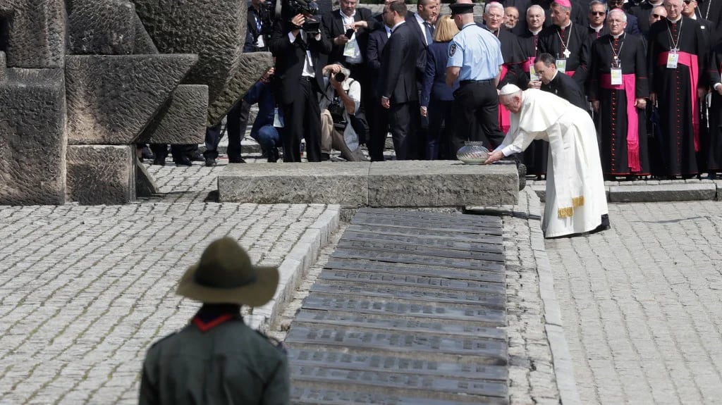 El papa Francisco reza ante el monumento que recuerda a los asesinados por el régimen nazi en Auschwitz (AP)