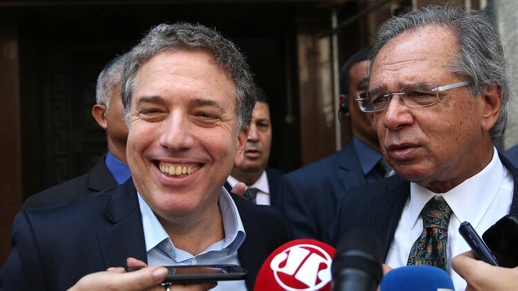 Nicolás Dujovne sonriente, antes de las elecciones del 2019, junto a su par de Brasil (EFE/Marcelo Sayão)