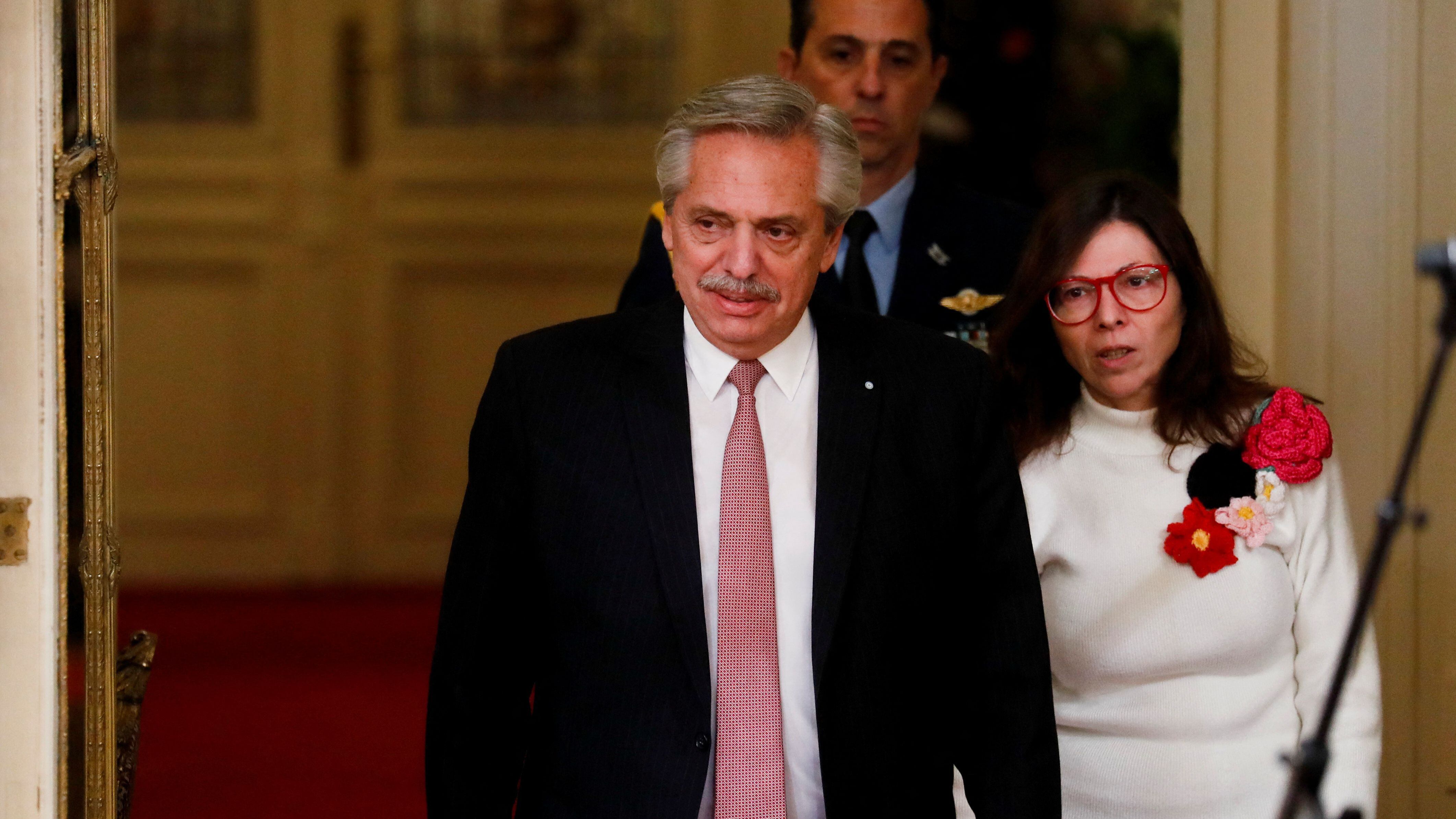 Alberto Fernandez y Silvina Batakis ingresan al Salón Blanco de la Casa Rosada antes de su juramento como ministra de Economía