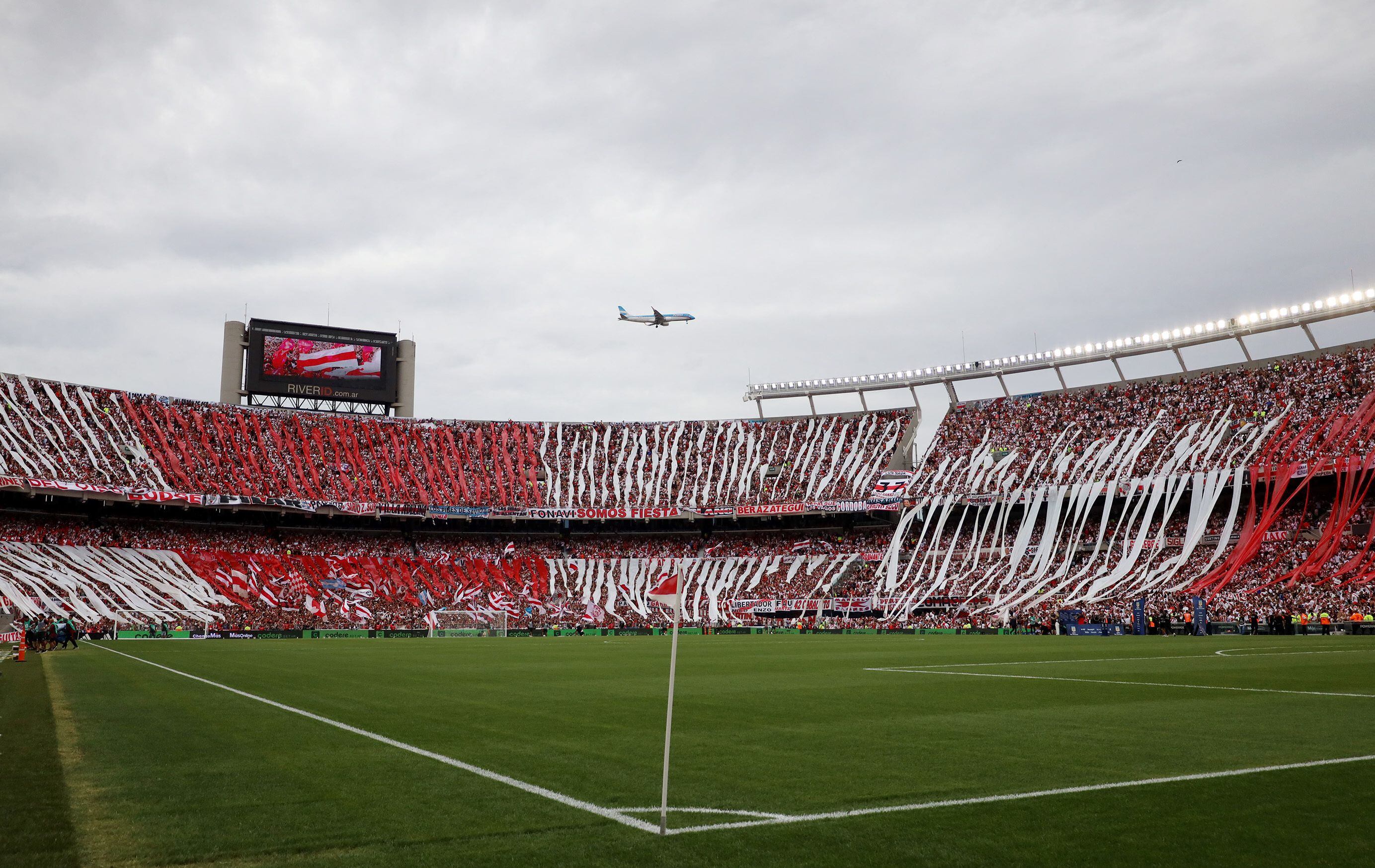 Las clásicas tiras bajaron de las cuatro tribunas del estadio (Foto: REUTERS)