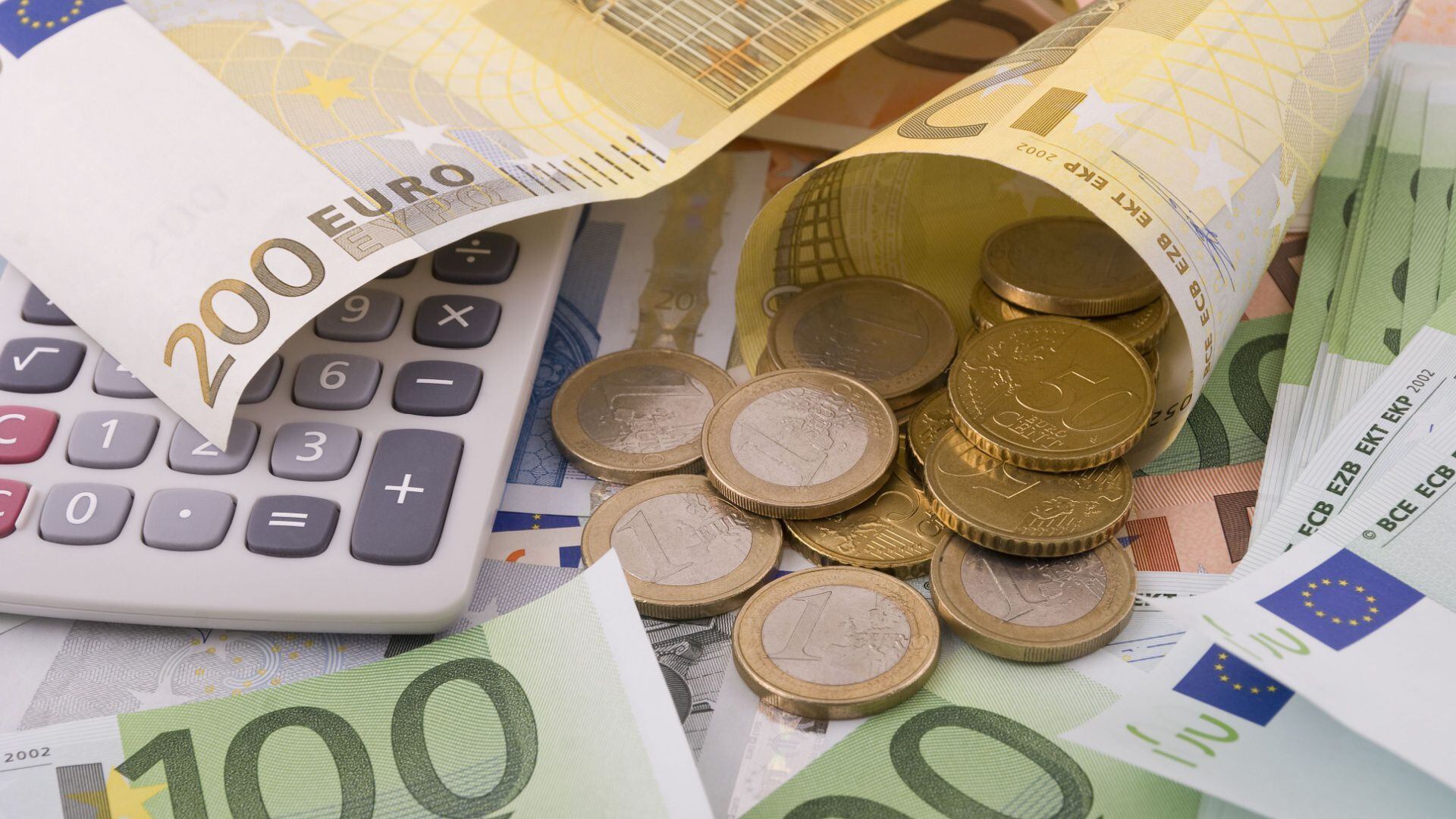 Billetes de euros y una calculadora (ShutterStock).