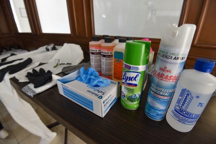 Parte de las sustancias que utilizan en las funerarias para trabajar en los cuerpos de personas muertas (Foto: Cuartoscuro)