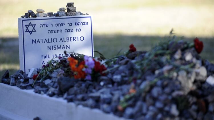 La tumba del fiscal Alberto Nisman en el cementerio judío de la Tablada. Su cuerpo se descubrió el 18 de enero de 2015, pero la noticia estalló en la madrugada del día siguiente
