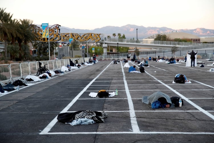 La foto que indignó al papa Francisco: personas sin techo duermen en un refugio creado en un estacionamiento en el Cashman Center, con espacios marcados para el distanciamiento social, para frenar la propagación de la enfermedad por coronavirus en Las Vegas, Nevada (REUTERS / Steve Marcus)