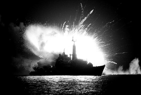 HMS Antelope en el momento de la explosiÃ³n de la bomba de 454 kilos
