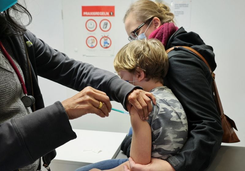 Solo el 7% de los adultos y el 2% de los niños en Estados Unidos han recibido la nueva vacuna, según reveló una encuesta nacional 