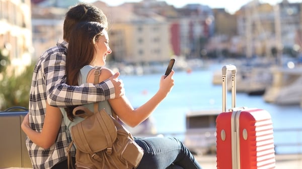 Es común que los viajeros se conecten a redes públicas para mantenerse “en línea”durante el descanso (Getty)