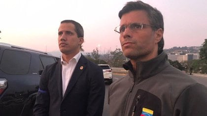 Juan Guaidó y Leopoldo López en la base aérea "La Carlota" en Caracas durante la Operación Libertad 