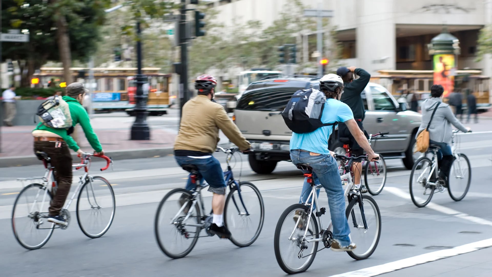 En las calles donde no hay sendas especiales para los ciclistas los autos deben guardar distancia (iStock)