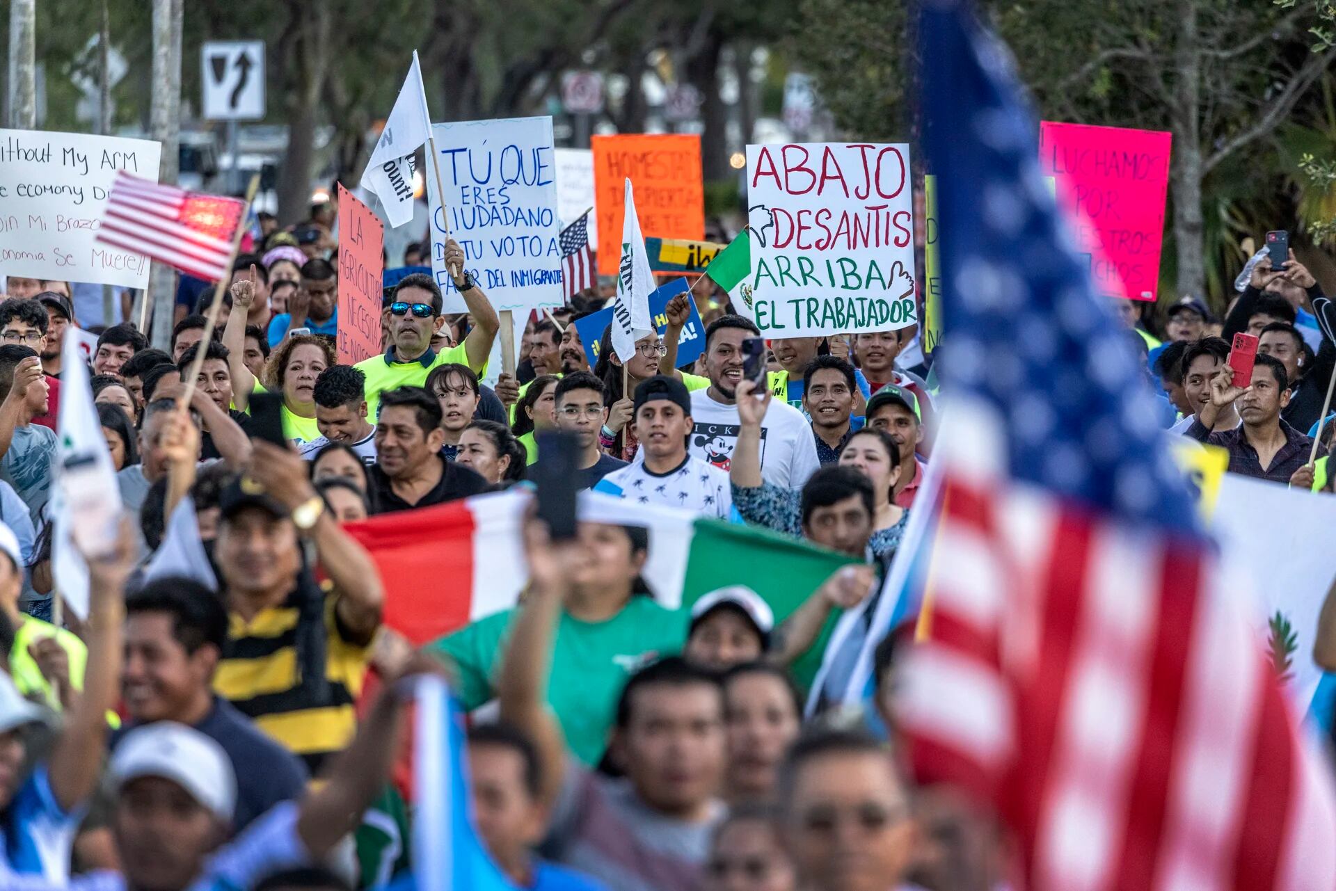 Miembros de la comunidad inmigrante del sur de Florida se manifiestan contra la ley de inmigración SB1718 de Florida, en Homestead, Florida, EE. UU., el 27 de mayo de 2023. EFE/EPA/CRISTOBAL HERRERA-ULASHKEVICH

