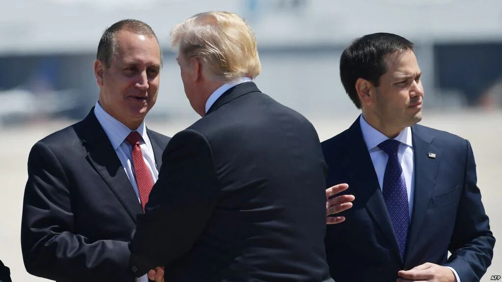 El presidente Donald Trump recibido por el legislador Mario Díaz-Balart y el senador Marco Rubio en el Aeropuerto Internacional de Miami, el 16 de abril de 2018 (Foto: Martí Noticias)