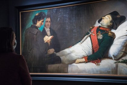 "Napoleón en su lecho de muerte" del pintor Jean-Baptiste Mauzaisse. EFE/EPA/CHRISTOPHE PETIT TESSON/ Archivo

