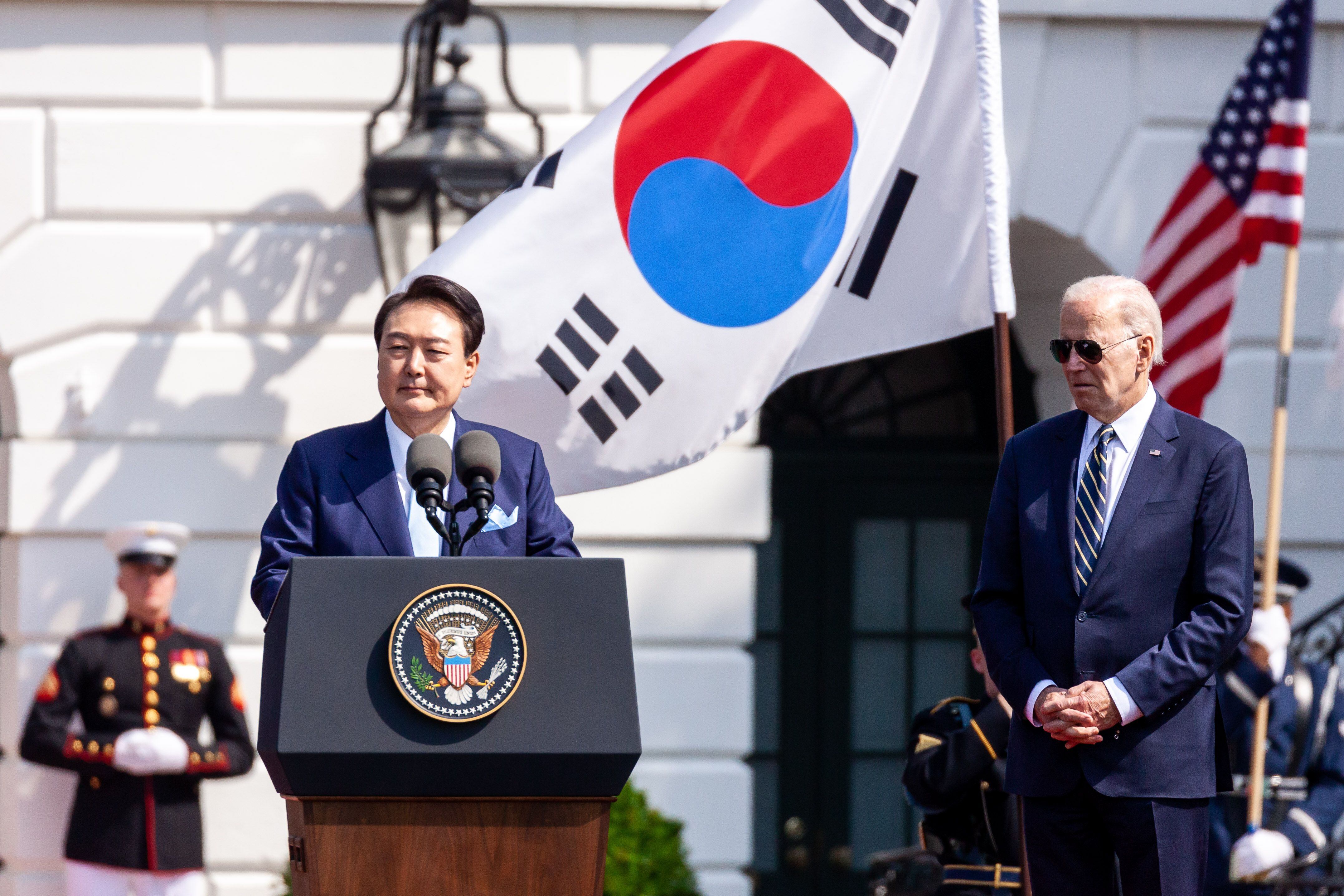 El Presidente de la República de Corea, Yoon Suk Yeol, habla durante la ceremonia de llegada de su visita de Estado a la Casa Blanca junto a Joe Biden (Europa Press/Allison Bailey)