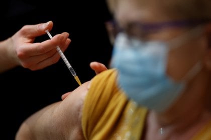 Una mujer recibe una dosis de la vacuna contra el COVID-19 desarrollada por Pfizer y BioNtech en Francia. Foto: REUTERS/Stephane Mahe